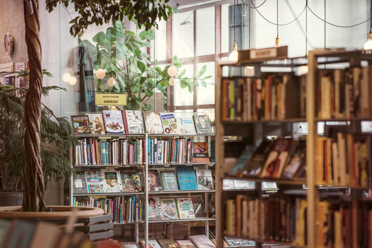 Bland deckare, noveller och klassiska romaner.